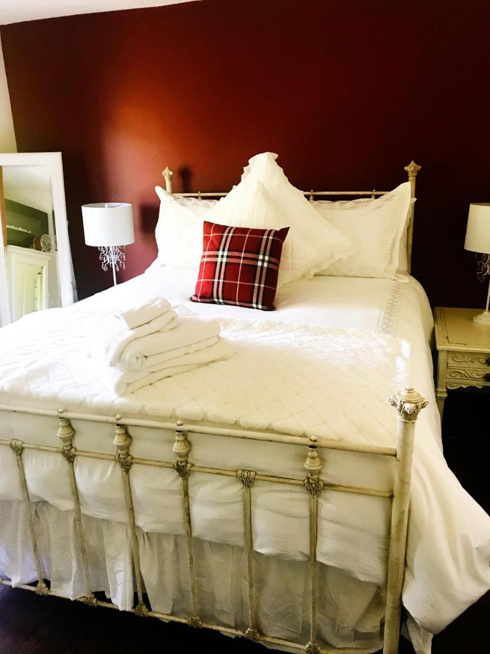 The Tartan House Bed & Breakfast Ajax Exterior photo