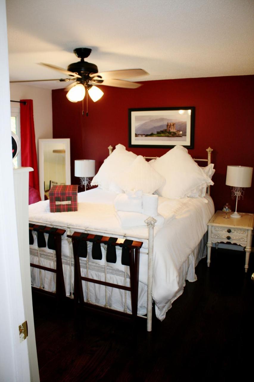 The Tartan House Bed & Breakfast Ajax Exterior photo