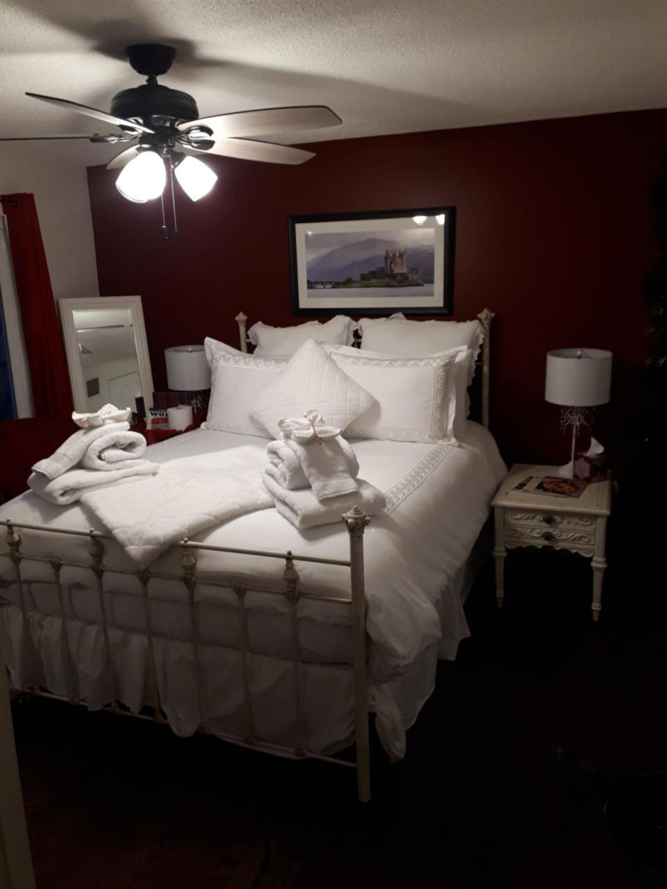 The Tartan House Bed & Breakfast Ajax Exterior photo